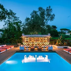 La Tartane Hotel
